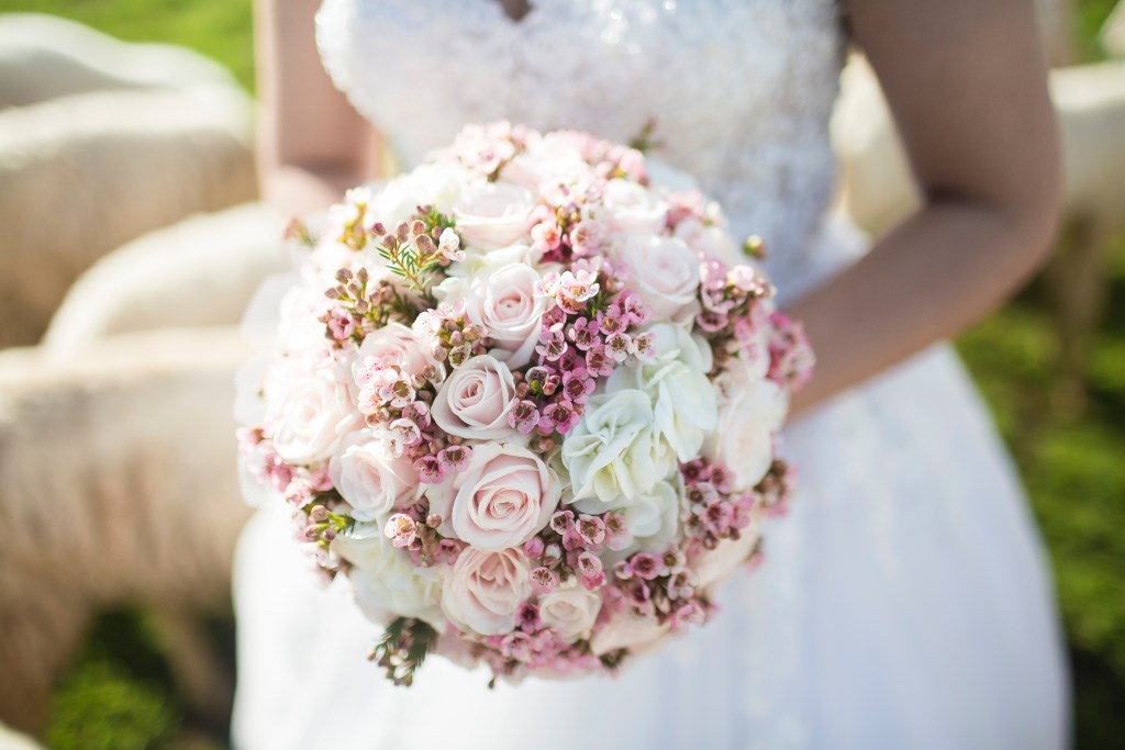Klassischer Brautstrauß in Kugelform mit Rosen