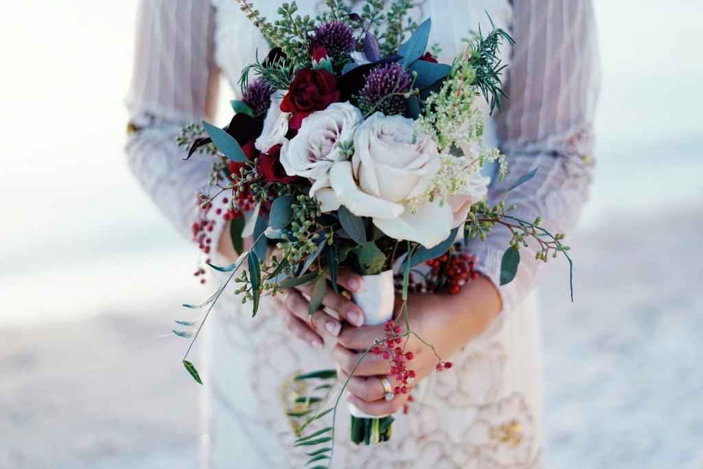 Außergewöhnlicher Brautstrauß in Weiß-Violett-Rot-Blau