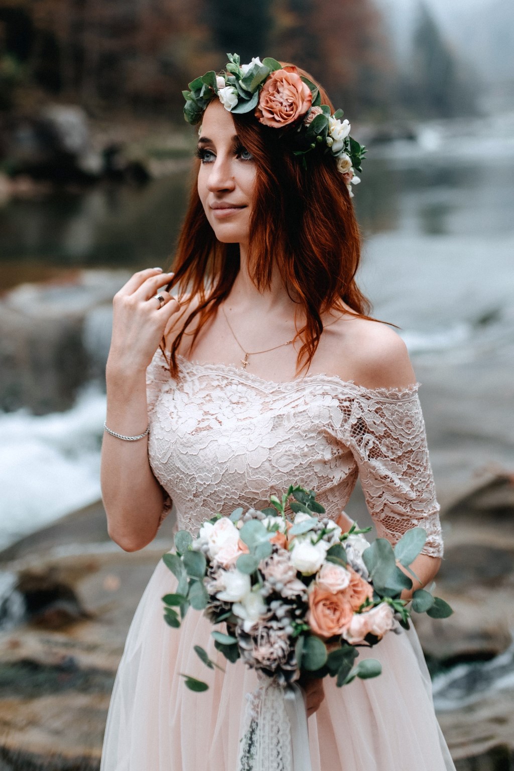 Braut mit Brautsstrauß und Blumenkranz als Kopfschmuck