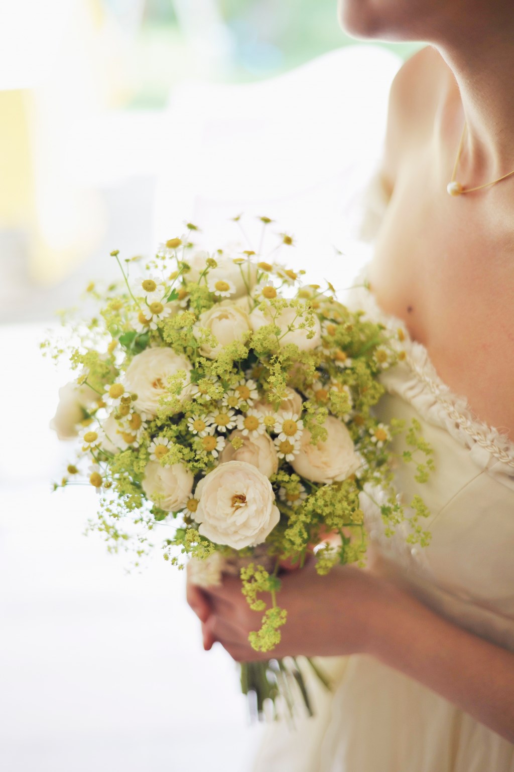 romantischer Brautstrauß mit Rosen und Kamille