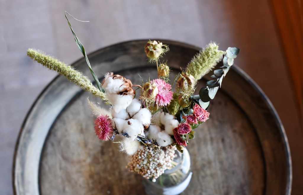 Liebevoll gebundener Trockenblumen-Strauß