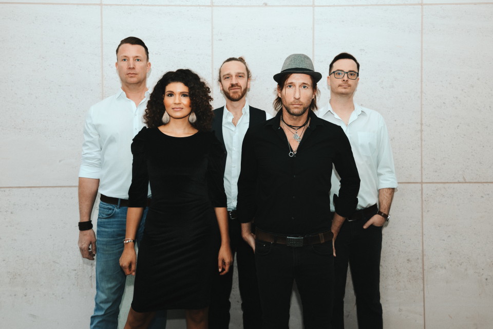 Die Stuttgarter Hochzeitsband Dropzone spielt euren pers&ouml;nlichen KI-Song Bild 1